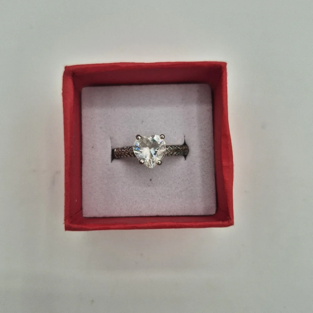 Elegant Heart Ring Size 8 - Picture 1 of 2